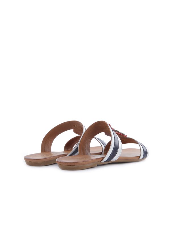 Klapki Bayla-112 243-460 BY Byz Laci Krmz - White Navy Red 16, Biały/Niebieski/Czerwony, Skóra naturalna. Kolor: czerwony, biały, niebieski, wielokolorowy. Materiał: skóra. Wzór: paski, aplikacja