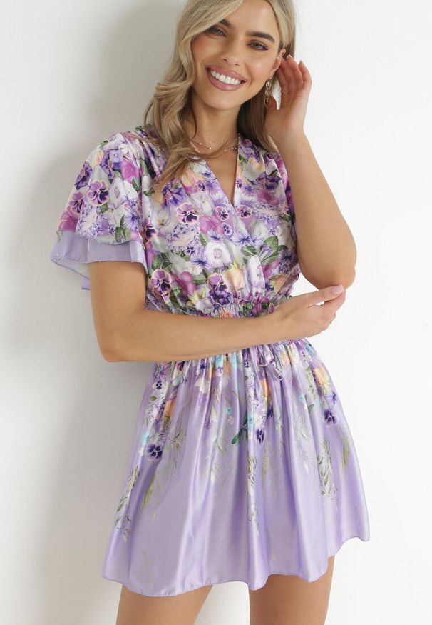 Born2be - Fioletowa Kwiecista Sukienka Mini z Cienkimi Gumkami i Rozkloszowanym Dołem Heddi. Kolor: fioletowy. Typ sukienki: kopertowe. Długość: mini
