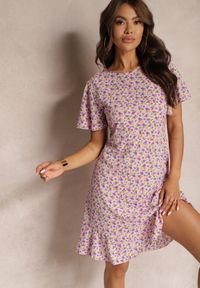 Renee - Fioletowa Sukienka Midi o Pudełkowym Kroju w Kwiaty Kimbr. Kolor: fioletowy. Wzór: kwiaty. Długość: midi