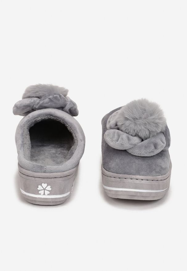 Born2be - Szare Kapcie na Platformie z Pomponem Conine. Kolor: szary. Materiał: futro, wełna, dresówka. Szerokość cholewki: normalna. Sezon: zima, jesień. Obcas: na platformie. Styl: elegancki