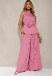 Renee - Różowy Komplet Bluzka bez Rękawów z Aplikacją 3D Spodnie Typu Palazzo Wreviana. Kolor: różowy. Materiał: materiał. Wzór: aplikacja #1