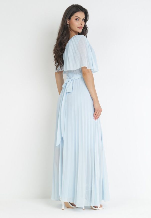 Born2be - Jasnoniebieska Sukienka Plisowana z Szeroką Falbaną Przy Dekolcie Dinara. Kolor: niebieski. Styl: wizytowy. Długość: maxi