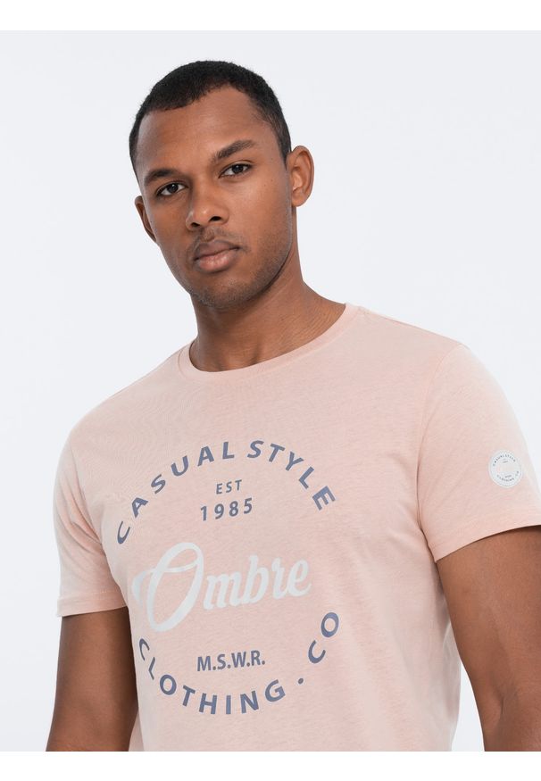 Ombre Clothing - T-shirt męski bawełniany z nadrukiem - jasnoróżowy V3 - Rozmiar: XXL. Kolor: różowy. Materiał: bawełna. Długość rękawa: krótki rękaw. Długość: krótkie. Wzór: nadruk. Styl: klasyczny
