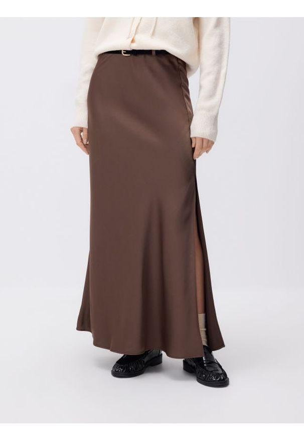 Reserved - Satynowa spódnica midi - brązowy. Kolor: brązowy. Materiał: satyna