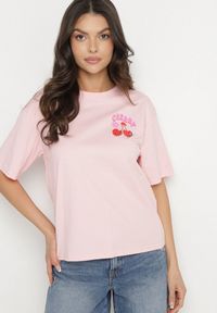 Born2be - Różowy T-shirt z Bawełną Cyrkoniami i Motywem Wiśni Linmira. Okazja: na co dzień. Kolor: różowy. Materiał: bawełna. Styl: casual, elegancki #7