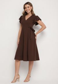 Born2be - Brązowa Rozkloszowana Sukienka Kopertowa z Wiązaniem w Talii Dannila. Kolor: brązowy. Wzór: aplikacja. Typ sukienki: kopertowe #1