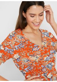 Shirt kopertowy z krótkim rękawem i zaznaczoną talią, bawełna organiczna bonprix czerwono-pomarańczowy w kwiaty. Kolor: pomarańczowy. Materiał: bawełna. Długość rękawa: krótki rękaw. Długość: krótkie. Wzór: kwiaty #4