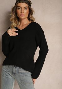 Renee - Czarny Sweter w Klasycznym Stylu z Trójkątnym Dekoltem Omelisa. Okazja: na co dzień, do pracy. Kolor: czarny. Materiał: jeans. Styl: klasyczny