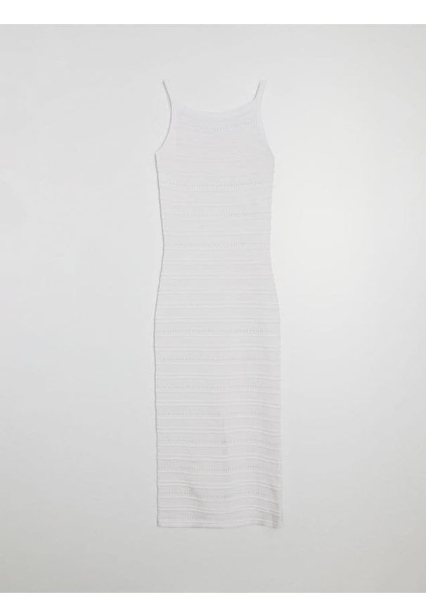 Sinsay - Bawełniana swetrowa sukienka midi na ramiączkach - kremowy. Kolor: kremowy. Materiał: bawełna. Długość rękawa: na ramiączkach. Długość: midi