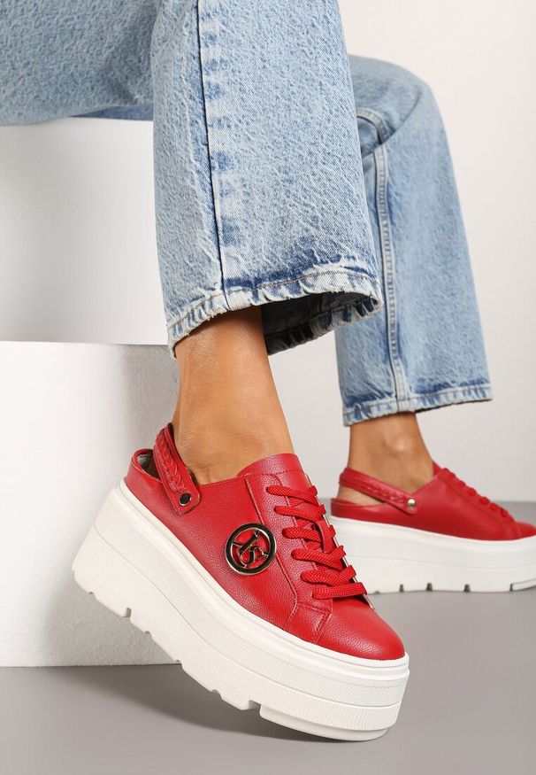 Renee - Czerwone Sneakersy Vices na Platformie z Tłoczeniem Paskiem na Pięcie i Metaliczną Aplikacją Selfedi. Okazja: na co dzień. Zapięcie: pasek. Kolor: czerwony. Materiał: jeans. Wzór: aplikacja. Obcas: na platformie