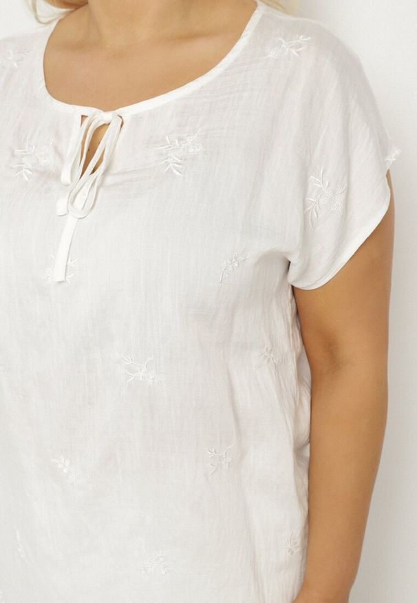Born2be - Biała Bluzka z Haftem i Sznurkiem Przy Dekolcie Mepaya. Okazja: na co dzień. Kolekcja: plus size. Kolor: biały. Długość rękawa: krótki rękaw. Długość: krótkie. Wzór: haft. Sezon: lato. Styl: klasyczny, elegancki, casual