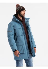 Ombre Clothing - Ocieplana długa męska kurtka z odblaskowymi elementami – niebieska V4. Typ kołnierza: kołnierzyk stójkowy. Kolor: niebieski. Materiał: guma, puch, poliester, materiał, satyna, syntetyk. Długość: długie. Wzór: gładki, aplikacja. Styl: elegancki #3