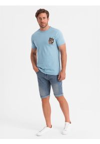 Ombre Clothing - T-shirt męski bawełniany z nadrukiem na klatce piersiowej - jasnoniebieski V2. Kolor: niebieski. Materiał: bawełna. Wzór: nadruk
