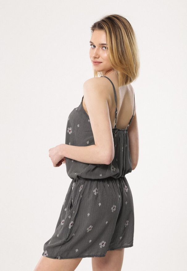 Born2be - Czarny Kombinezon Hush. Kolor: czarny. Materiał: koronka. Długość rękawa: na ramiączkach. Długość: krótkie. Wzór: nadruk, paski, ażurowy. Sezon: lato