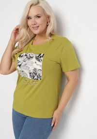 Born2be - Zielony Bawełniany T-shirt z Abstrakcyjnym Nadrukiem Dlerra. Okazja: na co dzień. Kolekcja: plus size. Kolor: zielony. Materiał: bawełna. Wzór: nadruk. Styl: casual, elegancki #6