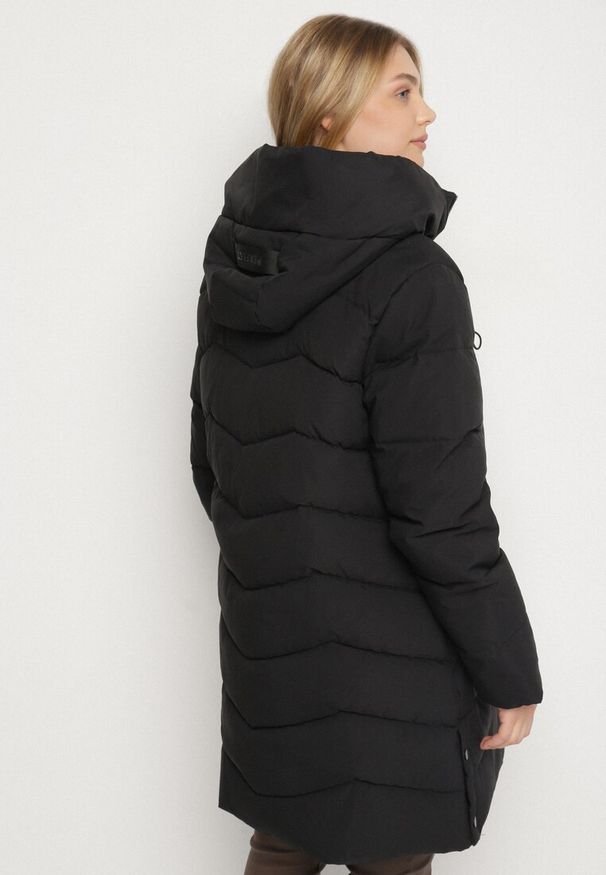 Born2be - Czarna Pikowana Kurtka o Prostym Kroju z Wysokim Kołnierzem i Kapturem Zenive. Okazja: na co dzień, do pracy. Kolekcja: plus size. Kolor: czarny. Materiał: dzianina, jeans, poliester. Styl: casual, elegancki