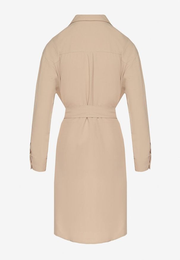 Born2be - Beżowa Koszulowa Sukienka z Ozdobnymi Guzikami i Wiązanym Paskiem Alttia. Okazja: na co dzień. Typ kołnierza: dekolt w kształcie V. Kolor: beżowy. Materiał: skóra. Długość rękawa: długi rękaw. Typ sukienki: koszulowe. Styl: casual, elegancki