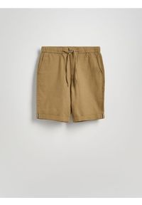 Reserved - Szorty regular z dodatkiem lnu - oliwkowy. Kolor: oliwkowy. Materiał: len