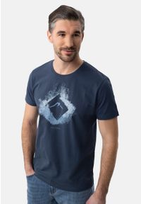 Volcano - T-shirt z nadrukiem T-NEX. Okazja: na co dzień. Kolekcja: plus size. Materiał: bawełna, materiał. Długość rękawa: krótki rękaw. Długość: krótkie. Wzór: nadruk. Styl: casual, klasyczny, sportowy #1