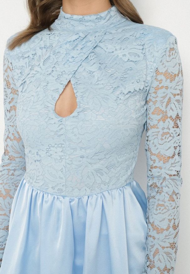 Born2be - Niebieska Rozkloszowana Sukienka o Kroju Bombki z Koronką i Wycięciem Desarilla. Okazja: na co dzień. Typ kołnierza: kołnierzyk stójkowy. Kolor: niebieski. Materiał: koronka. Długość rękawa: długi rękaw. Wzór: koronka. Typ sukienki: bombki. Styl: casual