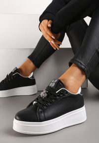 Renee - Czarne Sneakersy na Niskiej Platformie z Ozdobnymi Metalowymi Aplikacjami Auala. Kolor: czarny. Wzór: aplikacja. Obcas: na platformie