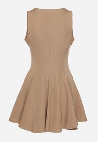 Born2be - Ciemnobeżowa Rozkloszowana Sukienka Bez Rękawów z Ozdobnymi Wiązaniami Avelkio. Okazja: na spacer, na co dzień. Kolor: beżowy. Długość rękawa: bez rękawów. Typ sukienki: rozkloszowane. Styl: elegancki, casual #3