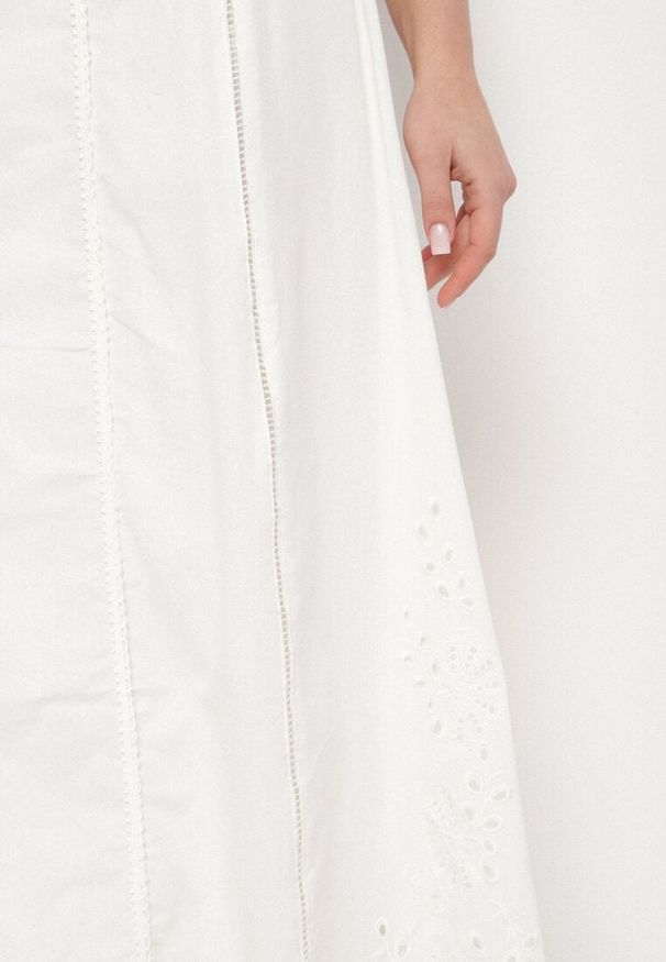 Born2be - Biała Bawełniana Spódnica o Rozkloszowanym Kroju Zdobiona Haftem Tolirela. Okazja: do pracy, na co dzień. Kolor: biały. Materiał: bawełna. Wzór: aplikacja, haft. Styl: elegancki, klasyczny, casual