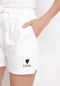 Born2be - Białe Dresowe Szorty o Prostym Kroju z Wiązaniem i Kieszeniami Foladea. Okazja: na co dzień, na spacer. Kolor: biały. Materiał: dresówka. Styl: klasyczny, casual