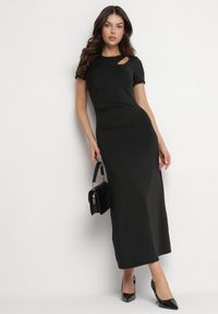 Born2be - Czarna Sukienka o Dopasowanym Fasonie z Lekkimi Marszczeniami Aporea. Okazja: na co dzień. Kolor: czarny. Długość rękawa: krótki rękaw. Sezon: wiosna, lato. Typ sukienki: sportowe, dopasowane. Styl: sportowy, casual, elegancki #2