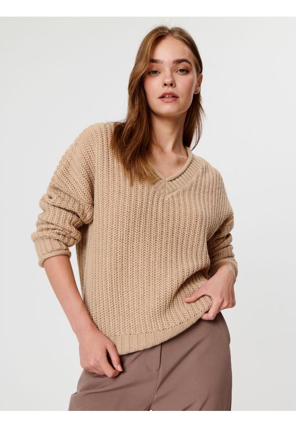 Sinsay - Sweter w prążki - beżowy. Kolor: beżowy. Materiał: dzianina. Wzór: prążki