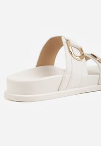 Born2be - Białe Klapki Ozdobione Dwoma Klamrami Sthosaildy. Okazja: na spacer. Kolor: biały. Materiał: satyna. Wzór: aplikacja. Sezon: lato. Styl: elegancki, boho #5