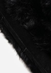Born2be - Czarne Ponczo Etola z Futerka w Stylu Szala Cahreva. Okazja: na wesele, na ślub cywilny, na imprezę. Kolor: czarny. Materiał: futro. Styl: klasyczny, elegancki #6