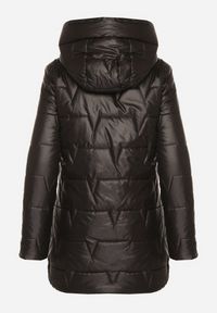 Born2be - Czarna Pikowana Kurtka Przejściowa z Bocznymi Suwakami i Kapturem Soralessa. Okazja: na spotkanie biznesowe, do pracy, na co dzień. Kolor: czarny. Materiał: jeans, dzianina. Długość rękawa: długi rękaw. Długość: długie. Styl: casual, biznesowy #6