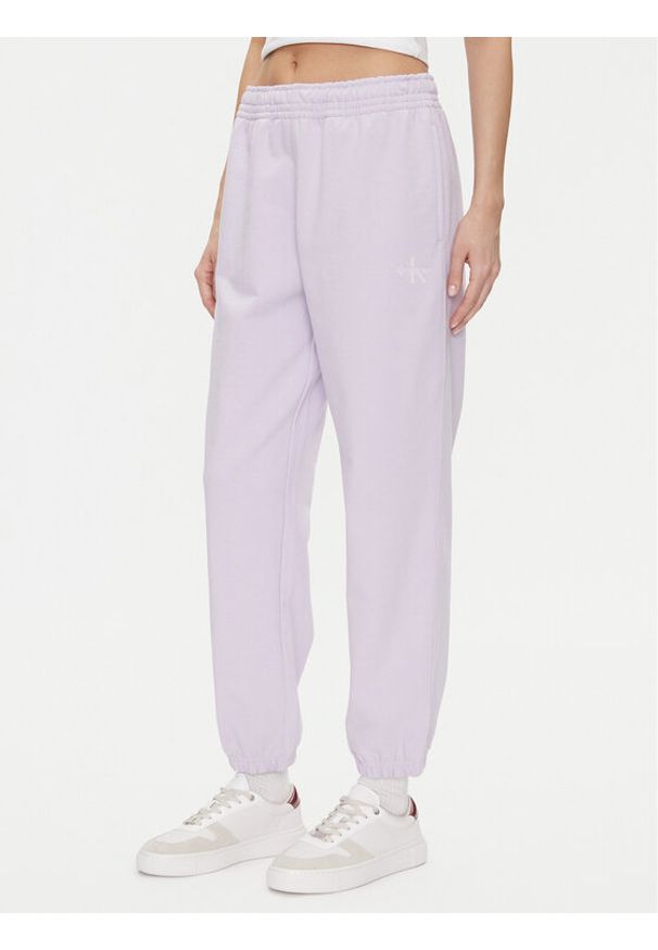 Calvin Klein Jeans Spodnie dresowe Monologo LV047B235G Fioletowy Regular Fit. Kolor: fioletowy. Materiał: bawełna