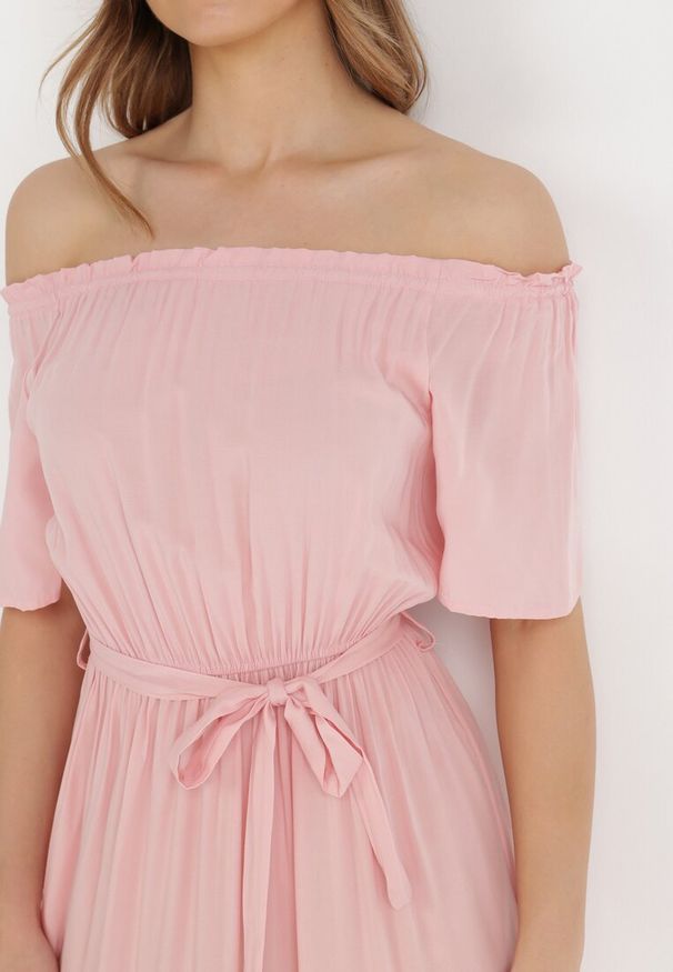 Born2be - Jasnoróżowa Sukienka z Wiskozy Telephanassa. Typ kołnierza: dekolt hiszpanka. Kolor: różowy. Materiał: wiskoza. Długość rękawa: krótki rękaw. Wzór: gładki. Typ sukienki: rozkloszowane. Długość: maxi