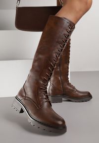 Born2be - Brązowe Kozaki w Stylu Workerów Cahrarah. Okazja: na co dzień. Kolor: brązowy. Materiał: jeans. Styl: klasyczny, casual #7