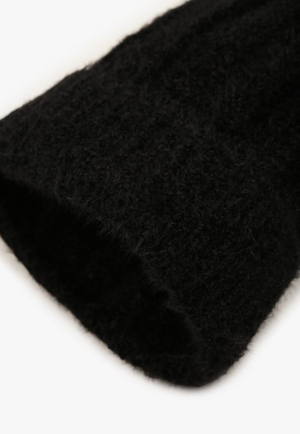 Born2be - Czarna Czapka z Prążkowanego Materiału z Pomponem Vamieska. Kolor: czarny. Materiał: materiał, prążkowany. Sezon: zima. Styl: elegancki, klasyczny
