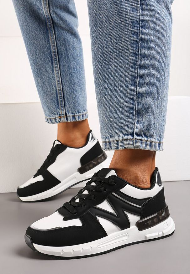 Renee - Czarno-Białe Płaskie Sneakersy ze Sznurowaniem z Metalicznymi Wstawkami Remarie. Nosek buta: okrągły. Zapięcie: sznurówki. Kolor: czarny. Obcas: na obcasie. Wysokość obcasa: niski