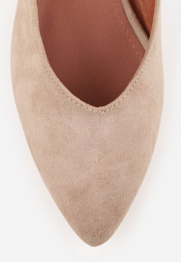 Renee - Ciemnobeżowe Czółenka Vices na Słupku z Wkładką ze Skóry Naturalnej z Metaliczną Ozdobą Mixin. Okazja: do pracy, na spotkanie biznesowe. Kolor: beżowy. Materiał: skóra. Wzór: aplikacja. Obcas: na słupku. Styl: biznesowy, elegancki