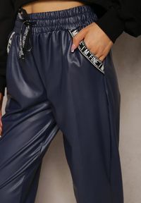 Renee - Granatowe Spodnie z Imitacji Skóry z Gumką w Talii Kadni. Kolor: niebieski. Materiał: skóra. Sezon: jesień, zima
