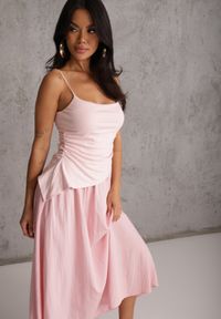 Renee - Różowa Sukienka z Bawełny na Ramiączkach z Asymetryczną Warstwą w Talii Petimelle. Okazja: na co dzień. Typ kołnierza: dekolt kwadratowy. Kolor: różowy. Wzór: gładki. Typ sukienki: asymetryczne. Materiał: bawełna. Długość rękawa: na ramiączkach. Sezon: lato. Styl: casual #1