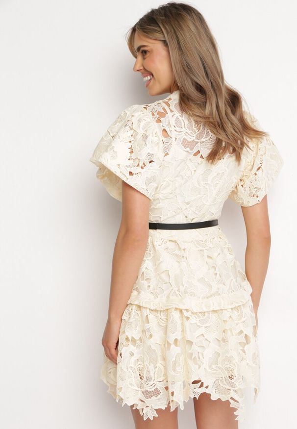 Born2be - Jasnobeżowa Koronkowa Sukienka Koszulowa Mini z Paskiem Nilira. Kolor: beżowy. Materiał: koronka. Typ sukienki: koszulowe. Długość: mini