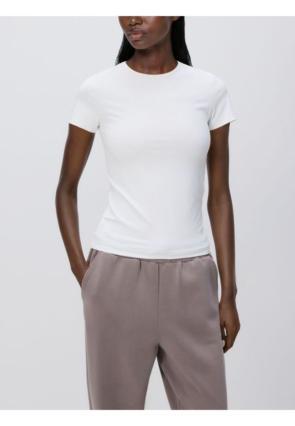 Reserved - Gładki t-shirt - biały. Kolor: biały. Materiał: dzianina. Wzór: gładki