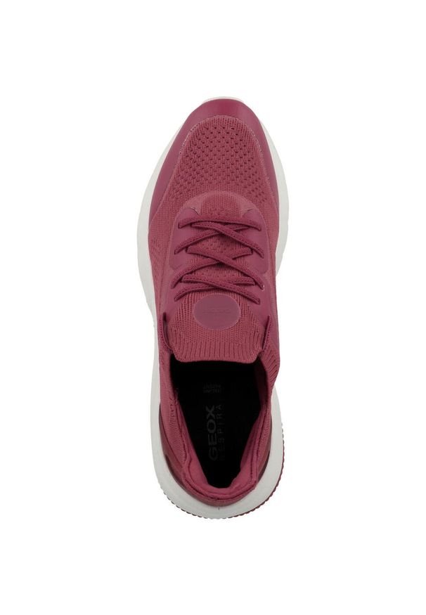 Tenisówki Geox Model D Spherica Actif A Kolor Bordeaux. Okazja: na co dzień. Kolor: czerwony. Materiał: syntetyk, tkanina