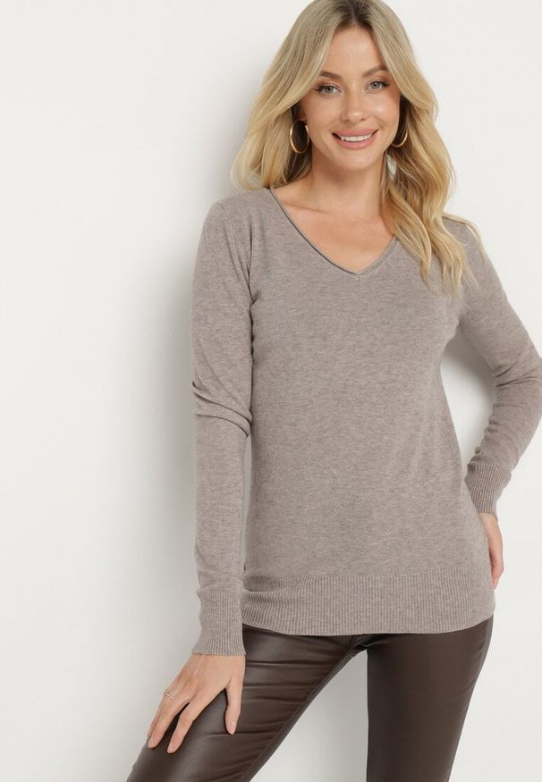 Born2be - Ciemnoszary Sweter Klasyczny z Trójkątnym Dekoltem z Domieszką Kaszmiru Taielle. Okazja: do pracy, na co dzień. Kolor: beżowy. Materiał: kaszmir. Styl: klasyczny