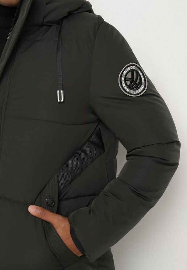 Born2be - Ciemnozielona Kurtka Pikowana o Dłuższym Kroju z Odpinanym Kapturem Izanaria. Okazja: na co dzień. Kolor: zielony. Długość rękawa: długi rękaw. Długość: długie. Styl: casual, elegancki