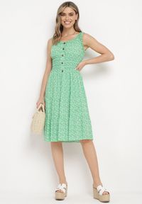Born2be - Zielona Rozkloszowana Sukienka z Bawełny na Szerokich Ramiączkach z Gumką w Pasie Bellawish. Kolor: zielony. Materiał: bawełna. Długość rękawa: na ramiączkach. Styl: elegancki #6