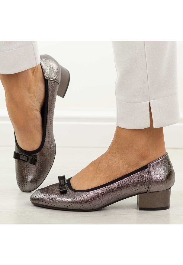 Srebrne ażurowe czółenka damskie na obcasie M.Daszyński Sa200-17. Kolor: srebrny. Materiał: skóra. Szerokość cholewki: normalna. Wzór: ażurowy. Sezon: wiosna, jesień, lato. Obcas: na obcasie. Styl: elegancki, klasyczny, wizytowy. Wysokość obcasa: niski