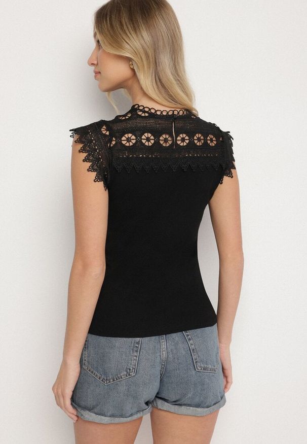 Born2be - Czarny Top z Bawełny Ozdobiony Koronką Liriona. Okazja: na co dzień. Kolor: czarny. Materiał: bawełna, koronka. Wzór: aplikacja, koronka. Styl: casual, elegancki