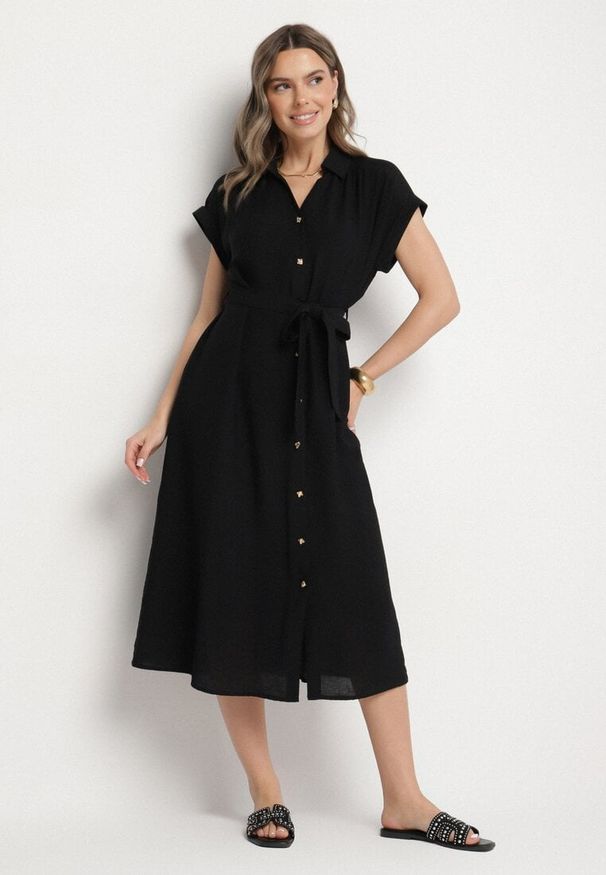 Born2be - Czarna Wiskozowa Sukienka Koszulowa z Paskiem Rinaruna. Okazja: na co dzień. Kolor: czarny. Materiał: wiskoza. Typ sukienki: koszulowe. Styl: elegancki, casual